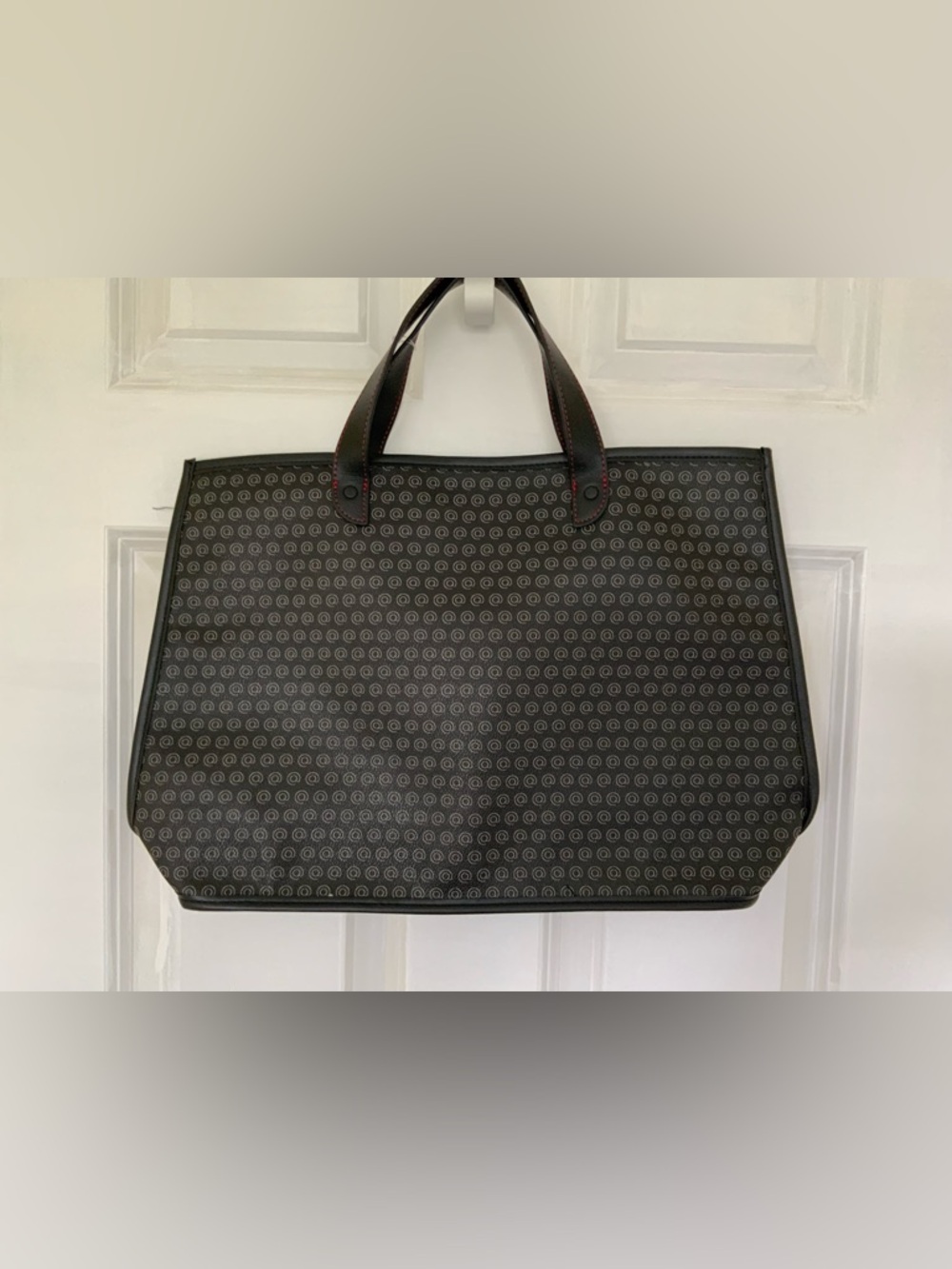Black Patterned Tote Bag - Sleek Travel Carryall